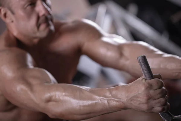 Simülatörlerle Vücut Geliştirmeye Çalışan Güçlü Bir Adamın Gövdesi Sporcunun Gövdesi — Stok fotoğraf