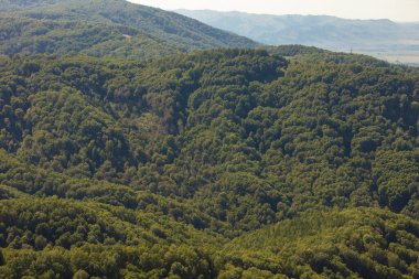 Yüksek bir yerden doğal görüntüler. Yüksek bir noktadan güzel panoramik manzara