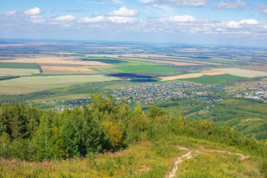 Yüksek irtifadan tarlaların güzel manzarası. Arazinin güzel panoramik manzarası yüksek bir bakış açısıyla
