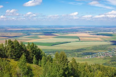 Yüksek irtifadan tarlaların güzel manzarası. Arazinin güzel panoramik manzarası yüksek bir bakış açısıyla