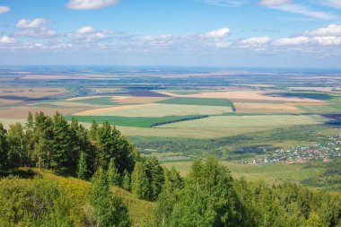 Yüksek irtifadan tarlaların güzel manzarası. Arazinin güzel panoramik manzarası yüksek bir bakış açısıyla
