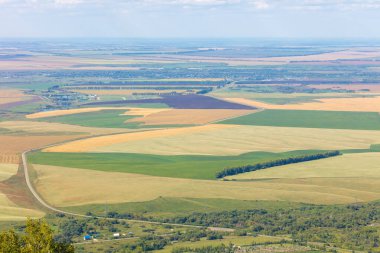 Yüksek irtifadan tarlaların güzel manzarası. Arazinin güzel panoramik manzarası yüksek bir bakış açısıyla
