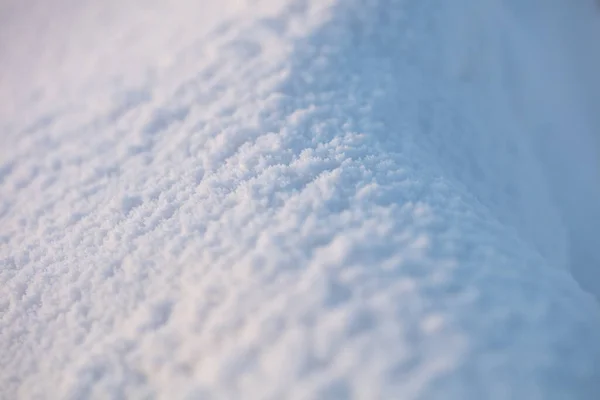 Güzel bir kar dokusu. Güzel güneş ışığı karın dokusunu ve detaylarını gösterir.