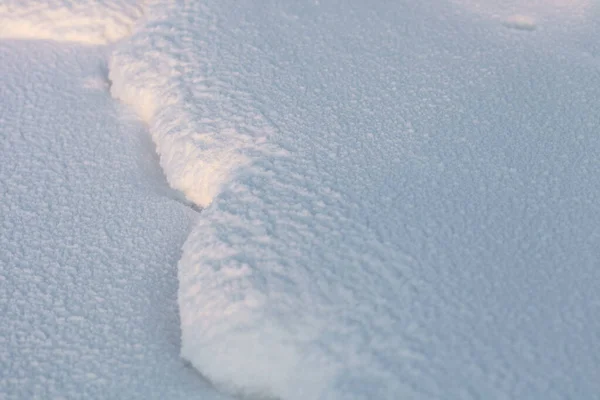美丽的雪的质感 美丽的阳光展现了雪的质感和细节 — 图库照片