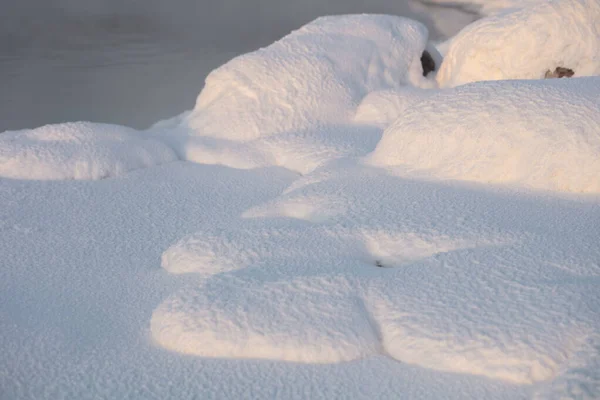 雪の美しい質感 美しい日差しが雪の質感と詳細を示しています — ストック写真