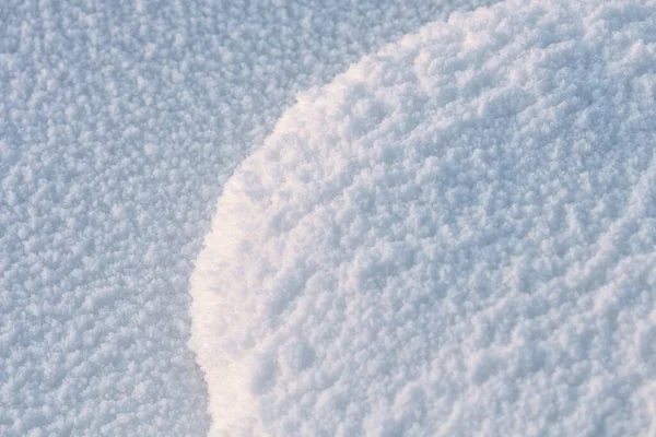 美丽的雪的质感 美丽的阳光展现了雪的质感和细节 — 图库照片