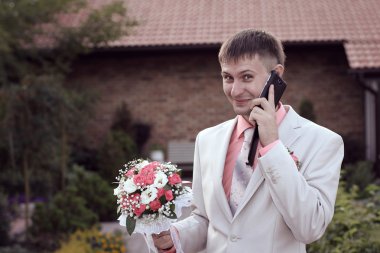 Damat telefonla konuşuyor