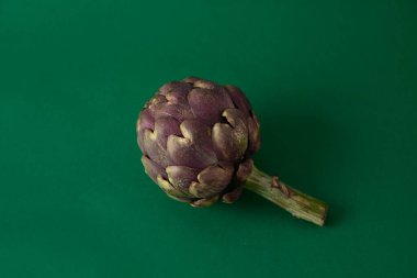 Koyu yeşil arkaplanda taze enginar