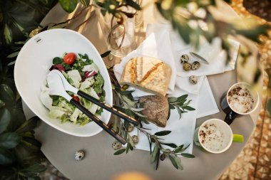 Güzel ve rahat Paskalya sofrası dekorasyonu