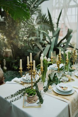 Güzel ve rahat Paskalya sofrası dekorasyonu