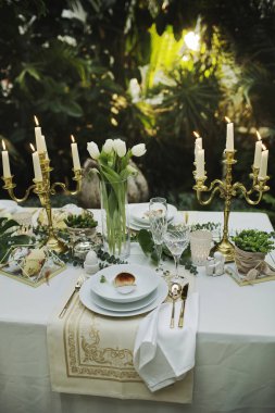 Güzel ve rahat Paskalya sofrası dekorasyonu