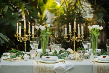 Güzel ve rahat Paskalya sofrası dekorasyonu