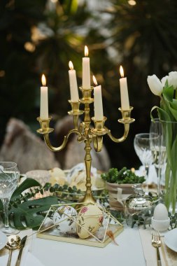 Güzel ve rahat Paskalya sofrası dekorasyonu