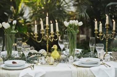 Güzel ve rahat Paskalya sofrası dekorasyonu