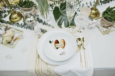 Güzel ve rahat Paskalya sofrası dekorasyonu