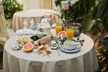 Güzel ve rahat Paskalya sofrası dekorasyonu