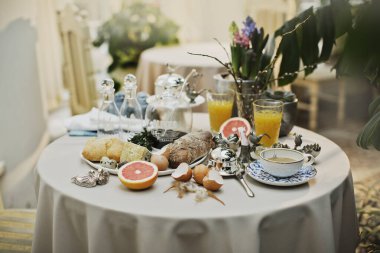 Güzel ve rahat Paskalya sofrası dekorasyonu