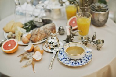 Güzel ve rahat Paskalya sofrası dekorasyonu