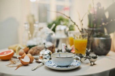 Güzel ve rahat Paskalya sofrası dekorasyonu