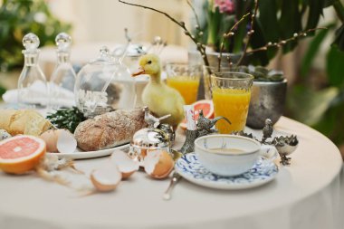 Güzel ve rahat Paskalya sofrası dekorasyonu