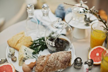 Güzel ve rahat Paskalya sofrası dekorasyonu