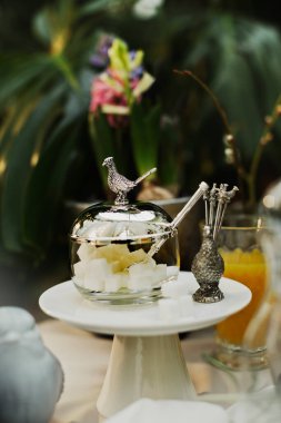 Güzel ve rahat Paskalya sofrası dekorasyonu