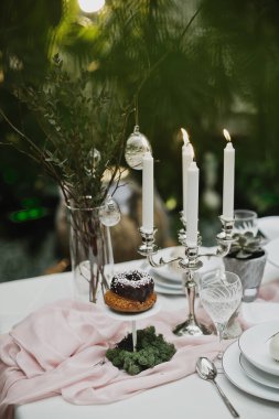 Güzel ve rahat Paskalya sofrası dekorasyonu