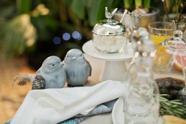 Güzel ve rahat Paskalya sofrası dekorasyonu