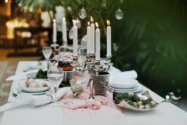 Güzel ve rahat Paskalya sofrası dekorasyonu