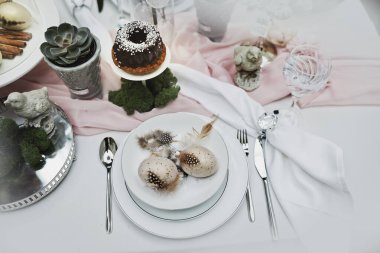 Güzel ve rahat Paskalya sofrası dekorasyonu