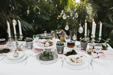 Güzel ve rahat Paskalya sofrası dekorasyonu