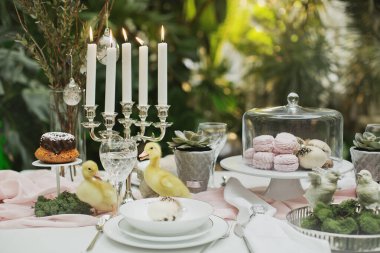 Güzel ve rahat Paskalya sofrası dekorasyonu
