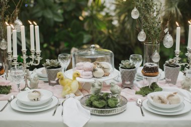 Güzel ve rahat Paskalya sofrası dekorasyonu