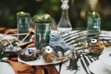 Güzel ve rahat Paskalya sofrası dekorasyonu