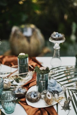 Güzel ve rahat Paskalya sofrası dekorasyonu