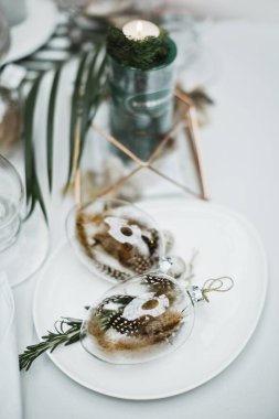 Güzel ve rahat Paskalya sofrası dekorasyonu