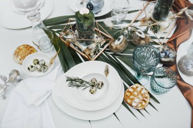 Güzel ve rahat Paskalya sofrası dekorasyonu