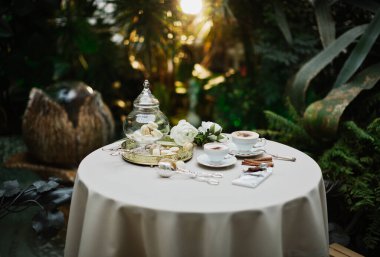 Güzel ve rahat Paskalya sofrası dekorasyonu