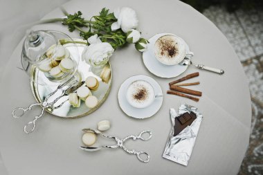 Güzel ve rahat Paskalya sofrası dekorasyonu