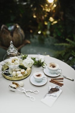 Güzel ve rahat Paskalya sofrası dekorasyonu