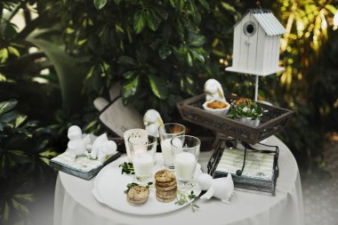 Güzel ve rahat Paskalya sofrası dekorasyonu