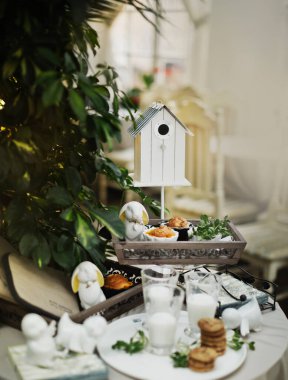 Güzel ve rahat Paskalya sofrası dekorasyonu