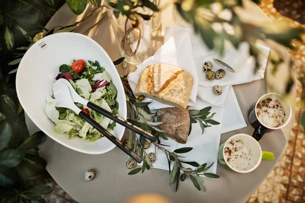 Güzel ve rahat Paskalya sofrası dekorasyonu