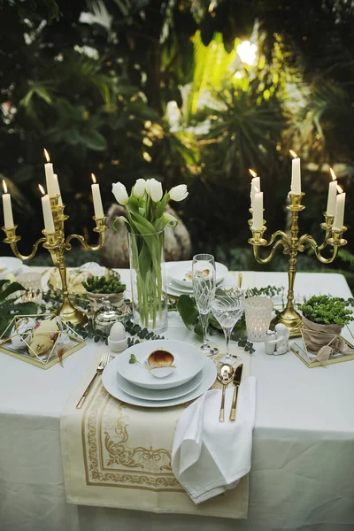 Güzel ve rahat Paskalya sofrası dekorasyonu