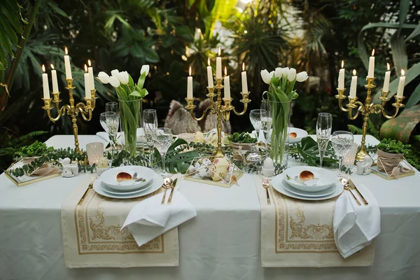 Güzel ve rahat Paskalya sofrası dekorasyonu