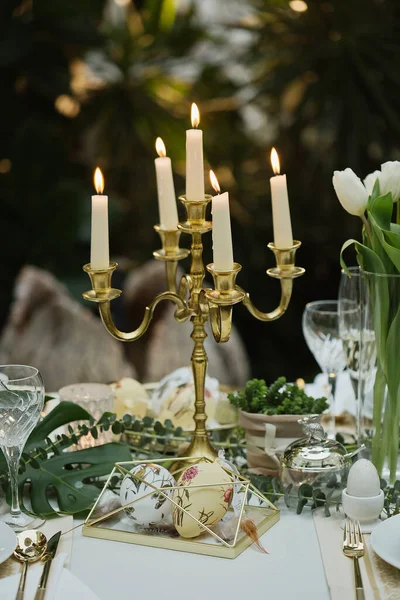 Güzel ve rahat Paskalya sofrası dekorasyonu