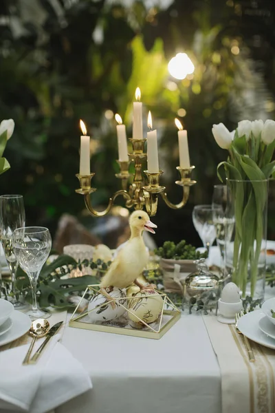 Güzel ve rahat Paskalya sofrası dekorasyonu