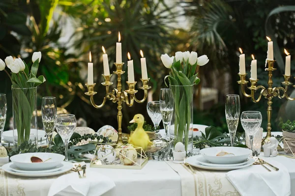 Güzel ve rahat Paskalya sofrası dekorasyonu