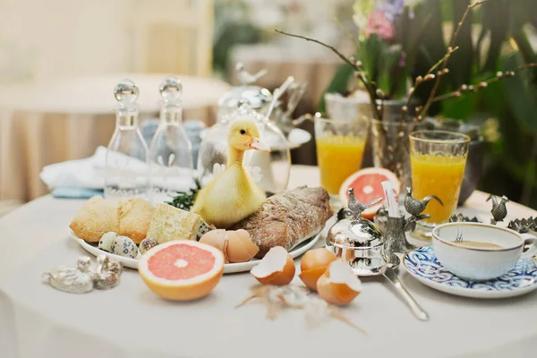 Güzel ve rahat Paskalya sofrası dekorasyonu
