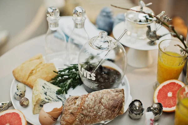 Güzel ve rahat Paskalya sofrası dekorasyonu